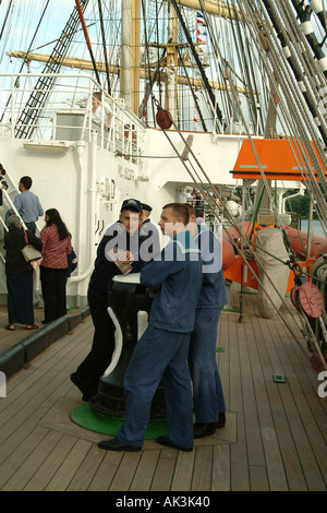 Cadet marinai dalla Federazione Russa marina e rilassante di fumare sulla terrazza di un alto masted nave a vela Foto Stock