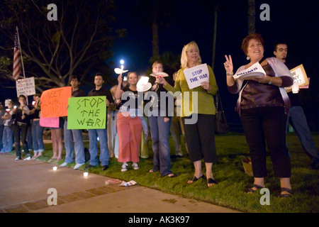 Gli oppositori di U S guerra in Irag raccogliere in Laguna Beach California USA il 17 agosto 2005 Foto Stock