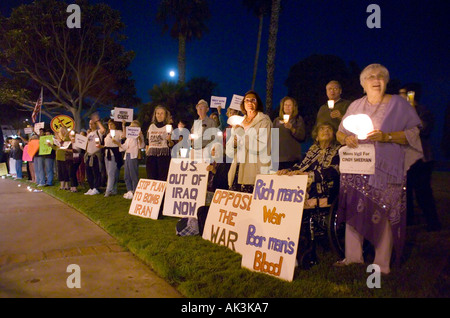 Gli oppositori di U S guerra in Irag raccogliere in Laguna Beach California USA il 17 agosto 2005 Foto Stock