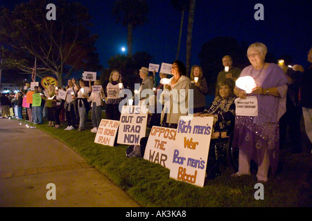 Gli oppositori di U S guerra in Irag raccogliere in Laguna Beach California USA il 17 agosto 2005 Foto Stock