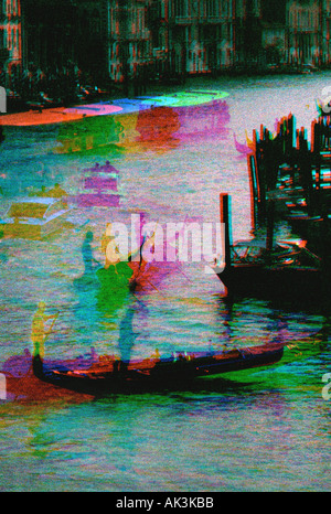 Tri color tripla esposizione del Canal Grande Venezia Italia compresa una gondola un acqua taxi e un vaporetto Foto Stock