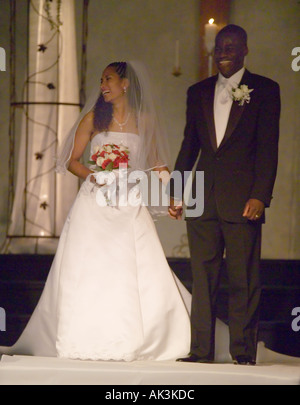 Razziale coppia mista a loro matrimonio in Santa Ana California USA Foto Stock