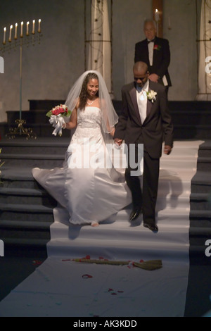 Razziale coppia mista concludere il loro matrimonio in Santa Ana California USA preparando a saltare su di una scopa un nigeriano cu Foto Stock