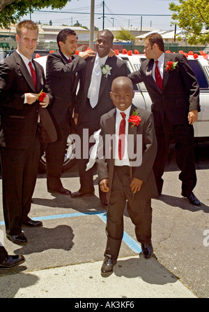 Accompagnato dal suo groomsmen un americano africano sposo approda dal suo limosine presso una chiesa di Santa Ana California USA Foto Stock