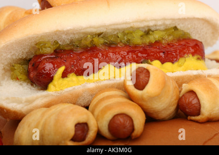 Hot dog e mini salsicce Hotdog fast finger food con French Sub Rolls in strada un fast food nessuno in primo piano mostra dall'alto ad alta risoluzione orizzontale Foto Stock