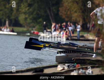 Università di Oxford pratica di canottaggio sul fiume Tamigi (ISIS) in Oxford, Oxfordshire, England, Regno Unito Foto Stock