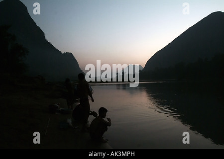 I bambini preparano per letto in Mong Noi nord Laos Foto Stock