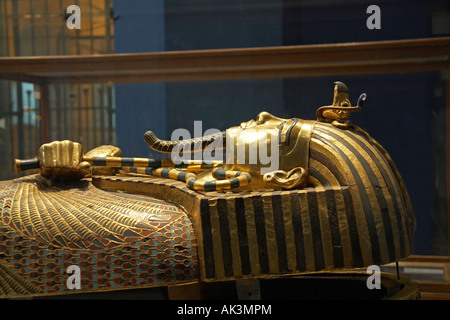 Dorato santuario canopi che era stato trovato nella camera del tesoro del faraone re Tutankhamuns tomba il Museo Egizio del Cairo in Egitto Foto Stock