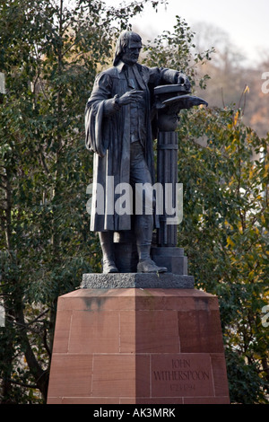 John Witherspoon della statua di Alexander Stoddard al di fuori dell università di Paisley in Scozia. Foto Stock