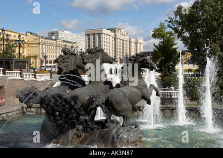 Fontana ornamentale con tre cavalli IN GIARDINI ALEXANDROVSKY Mosca Russia Foto Stock