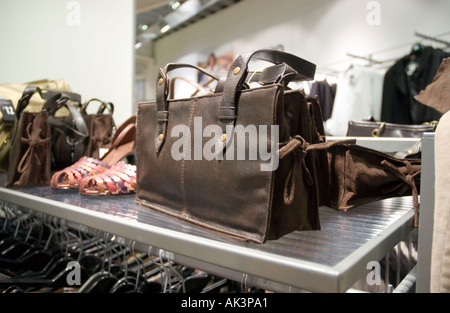 Onorevoli borsetta in un negozio display Foto Stock
