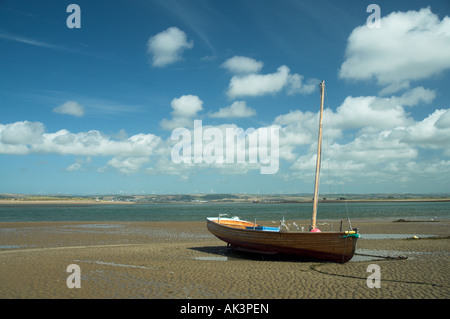 Spiaggiata barca a vela a Appledore North Devon Foto Stock