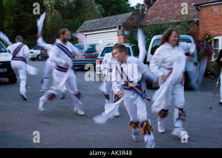 Sarum Morris ballerini eseguono fuori Wiltshire pub Foto Stock