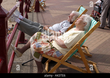 Coppia di anziani che dorme nella sunshine, Bridlington, nello Yorkshire, Regno Unito Foto Stock