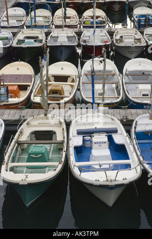 Barche da pesca nel porto di pietra a San Sebastian del centro storico, Spagna. Foto Stock