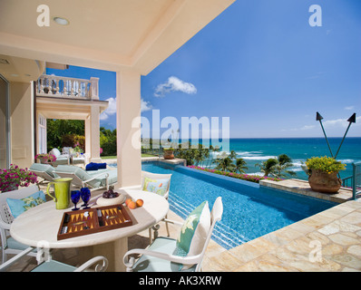 Una grande piscina e un deck a Coastal Mansion Foto Stock