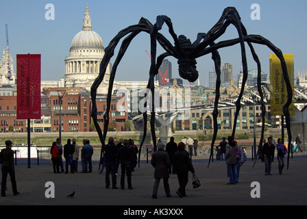 Maman Spider scultura alla Tate Modern di Londra con la cupola della cattedrale di St Paul e il fiume Tamigi oltre Foto Stock