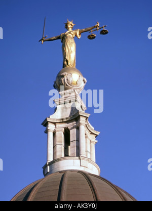 Statua in bronzo scultura Lady Giustizia o scale di giustizia la spada al di sopra di Old Bailey courthouse centrale Tribunale penale nella città di Londra REGNO UNITO Foto Stock