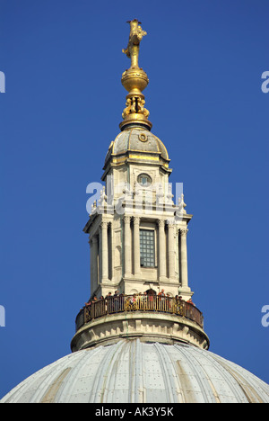 I turisti sulla piattaforma di visualizzazione di Golden gallery nella parte superiore della cupola della cattedrale di St Paul London Foto Stock