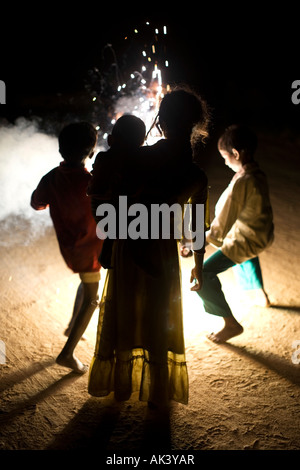 Indian bambini che giocano attorno a un fuoco d'artificio. India Foto Stock