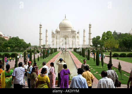 Persone e il Taj Mahal. Agra. India Foto Stock