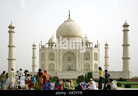 Persone e il Taj Mahal. Agra. India Foto Stock