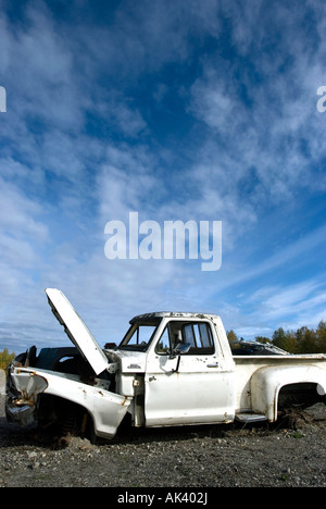 La rottura di un pick up truck scende lentamente al di là vicino al villaggio di bush di Tyonek, Alaska, Stati Uniti d'America. Foto Stock