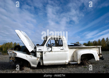 La rottura di un pick up truck scende lentamente al di là vicino al villaggio di bush di Tyonek, Alaska, Stati Uniti d'America. Foto Stock