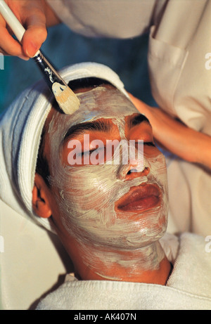 Thailandia, Hua Hin, Chiva-Som Health Resort & Spa, uomo avente una maschera per il viso trattamento, Foto Stock