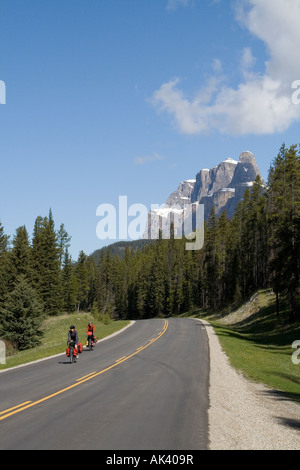 Monte Castello domina un tratto della Bow Valley Parkway a nord di Banff, Alberta, Canada Foto Stock