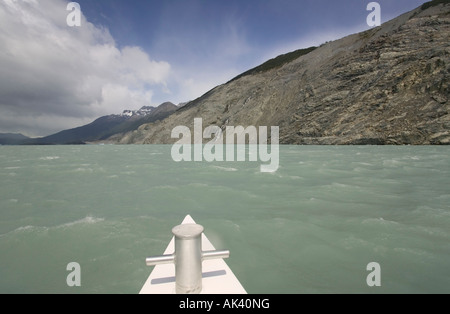 Una vista di fronte di un battello di prua del Lago Argentino, nella parte anteriore del Ghiacciaio Upsala, Parco nazionale Los Glaciares, Patagonia, Argentina. Foto Stock