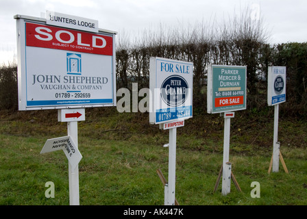 Agenti immobiliari vendita schede su strada nel paese Foto Stock