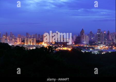 Panama city di notte visto dalla collina nel parco metropolitano, provincia di Panama, Repubblica di Panama. Novembre 2007. Foto Stock