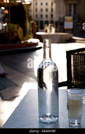 Bottiglia di acqua e pastis drink sul tavolo del bar in Francia Foto Stock