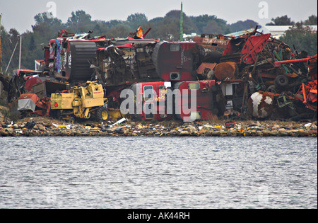 Rottami di metallo in junkyard in attesa di essere spedito. vecchi vagoni ferroviari e di altre Apparecchiature pesanti usate Foto Stock