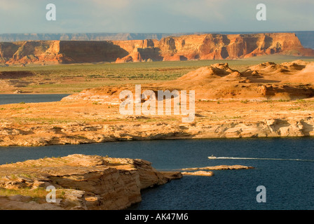 ARIZONA Lake Powell National Recreation Area colorato paesaggio VISTA CON POWER BOAT accelerando lungo il lago Foto Stock