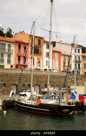 Yacht da crociera nel piccolo porto francese di Port Vendres Foto Stock