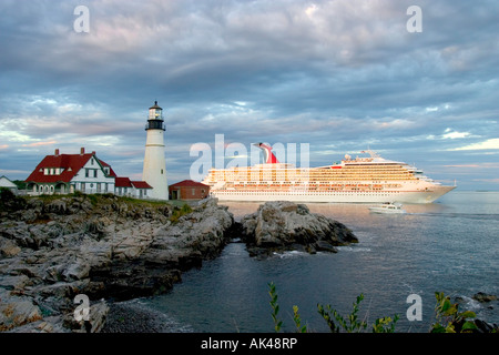 Portland Maine la lussuosa nave da crociera Carnival vittoria passa off Portland Head Lighthouse al crepuscolo e tutte le luci blazing Foto Stock