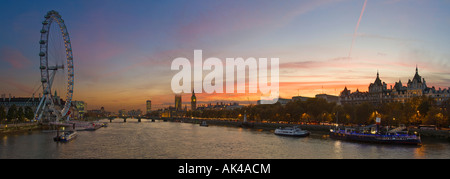 A 3 foto stitch vista panoramica del London Eye, Westminster Bridge e Case di parliment da Charing X bridge al tramonto. Foto Stock