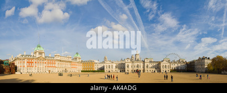 A 3 foto panoramica immagine di cucitura di turisti e visitatori sulla sfilata delle Guardie a Cavallo, Londra. Foto Stock