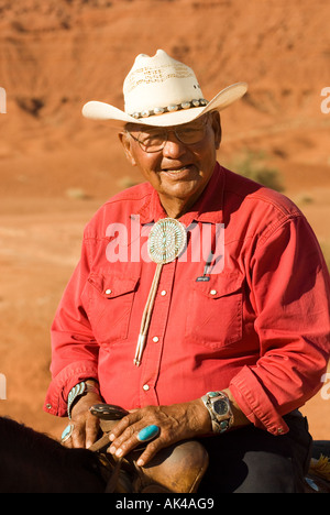 ARIZONA Monument Valley TRIBAL PARK NATIVE AMERICAN Navajo cowboy a cavallo indossando 'turqoise' Jewlery e cappello di paglia Foto Stock