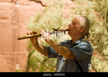 ARIZONA Canyon De Chelly National Monument uomo giocando flauto nativo americano Foto Stock