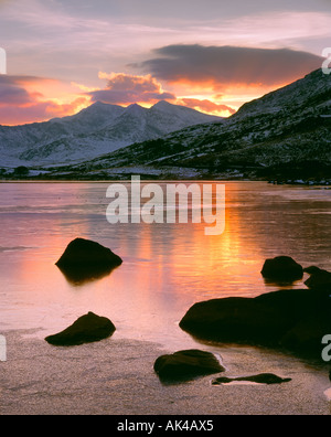 Vista invernale al Snowdon Horseshoe attraverso Llynnau Mymbyr. Parco Nazionale di Snowdonia. Galles Foto Stock