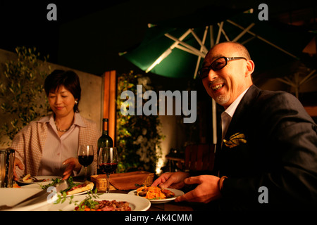 Giovane godendo il loro cibo Foto Stock