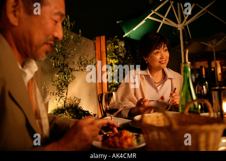 Giovane godendo il loro cibo Foto Stock