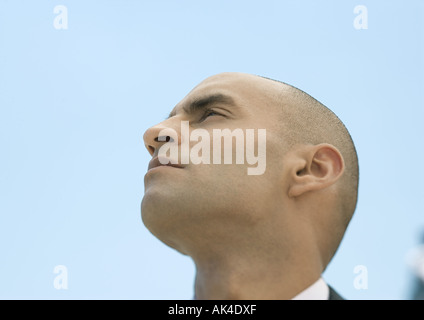 L'uomo con la testa rasata e a basso angolo di visione Foto Stock