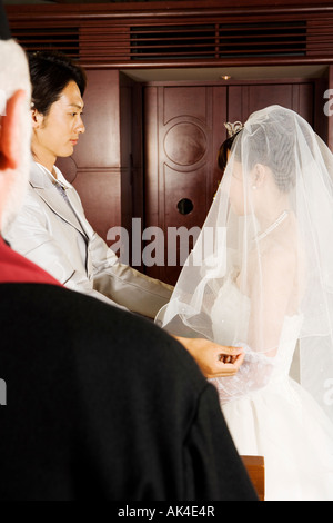 Lo sposo sollevando la sposa velo Foto Stock