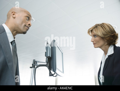 Imprenditore e compagnia femminile attendant fissando ciascun altro Foto Stock