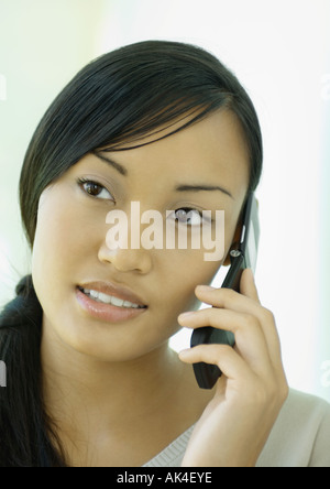 Donna che utilizza il telefono cellulare Foto Stock