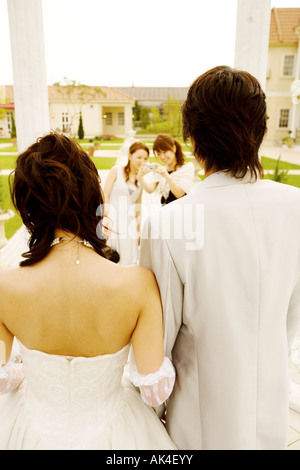 Due donne di scattare una foto della sposa e lo sposo Foto Stock
